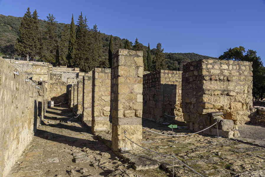 Córdoba - conjunto arqueológico Madinat al-Zahra o ciudad califal de Medina Azahara 16 - caballerizas.jpg